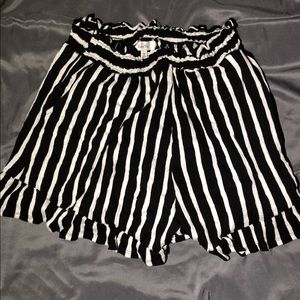 Stretchy shorts with pockets